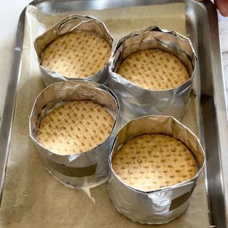 Quattro biscotti avvolti in un foglio di stagnola su un vassoio