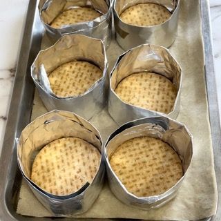Un mucchio di cracker avvolti in un foglio di stagnola su un vassoio