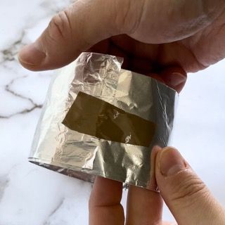 Una persona tiene in mano un pezzo di carta stagnola
