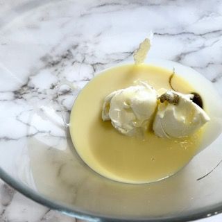 Un primo piano di una ciotola di cibo su un tavolo