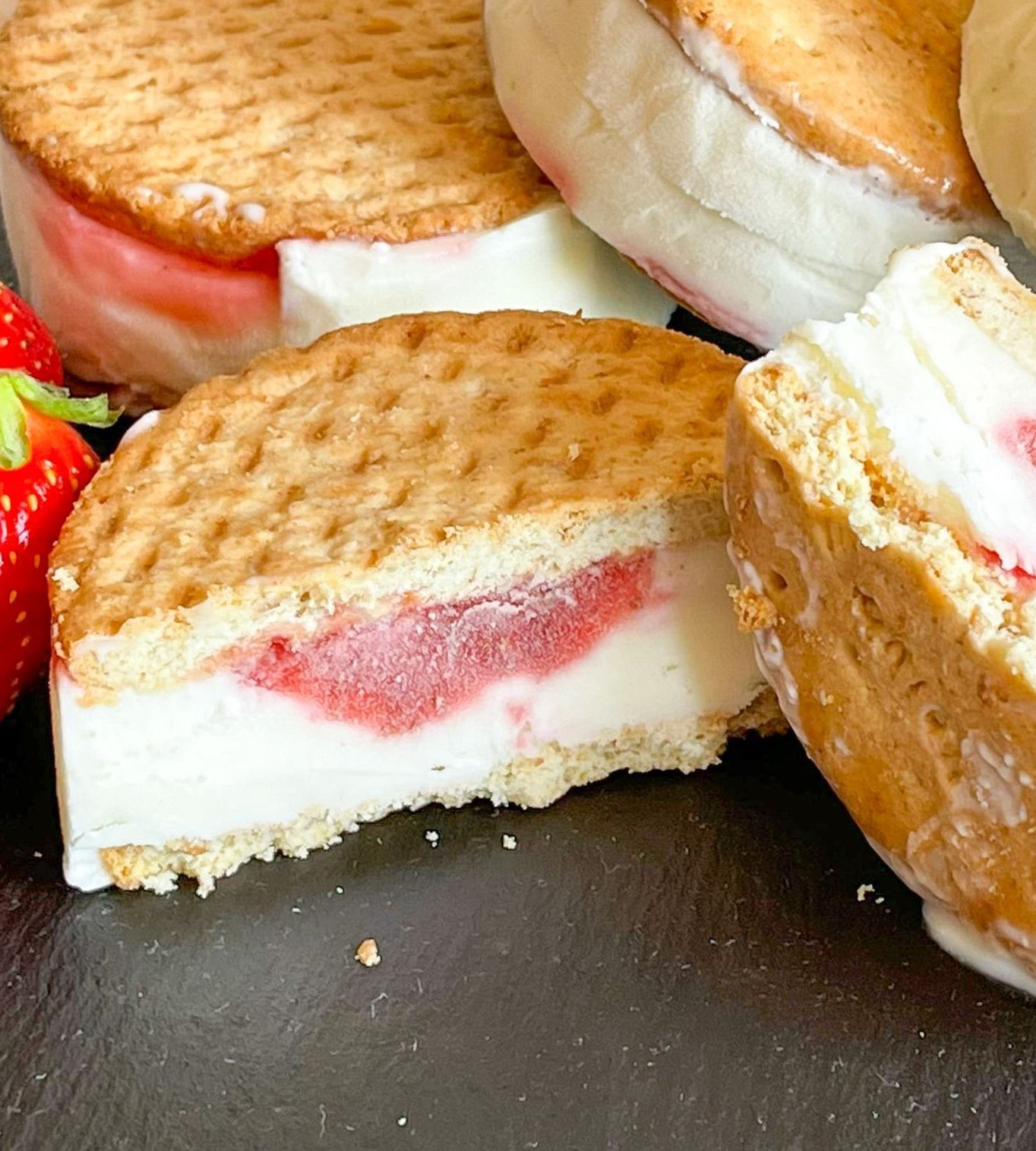 Un primo piano di un panino con un morso preso