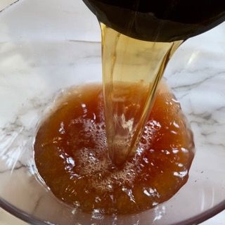 Un liquido viene versato in un bicchiere su un tavolo