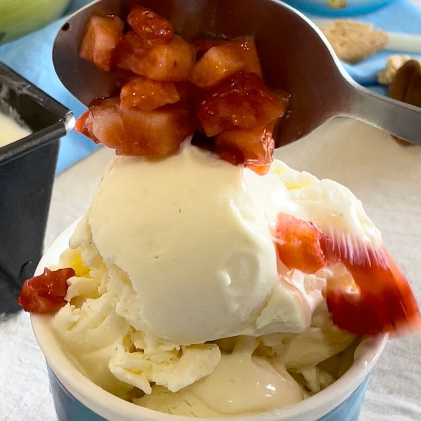 Una pallina di gelato con fragole sopra