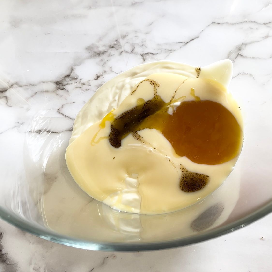 Primo piano di una ciotola di yogurt e miele su un tavolo.