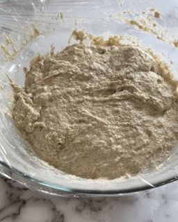 Una ciotola di pasta è appoggiata su un tavolo.
