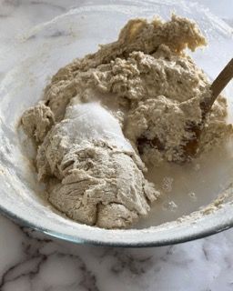 Una ciotola di impasto con un cucchiaio dentro su un tavolo.