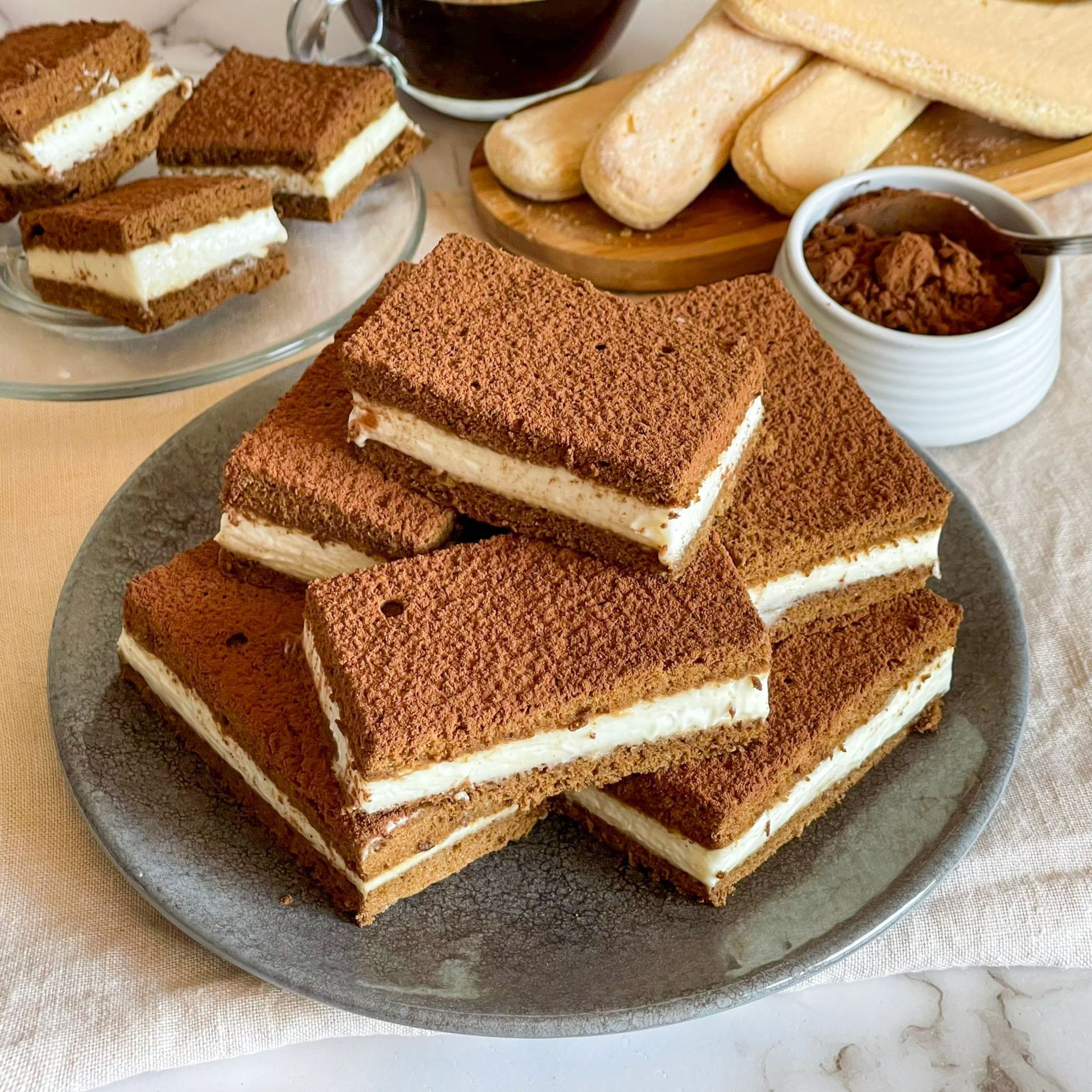 Un piatto di panini al cioccolato con una tazza di caffè sullo sfondo.