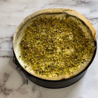 Una torta in padella con pistacchi sopra