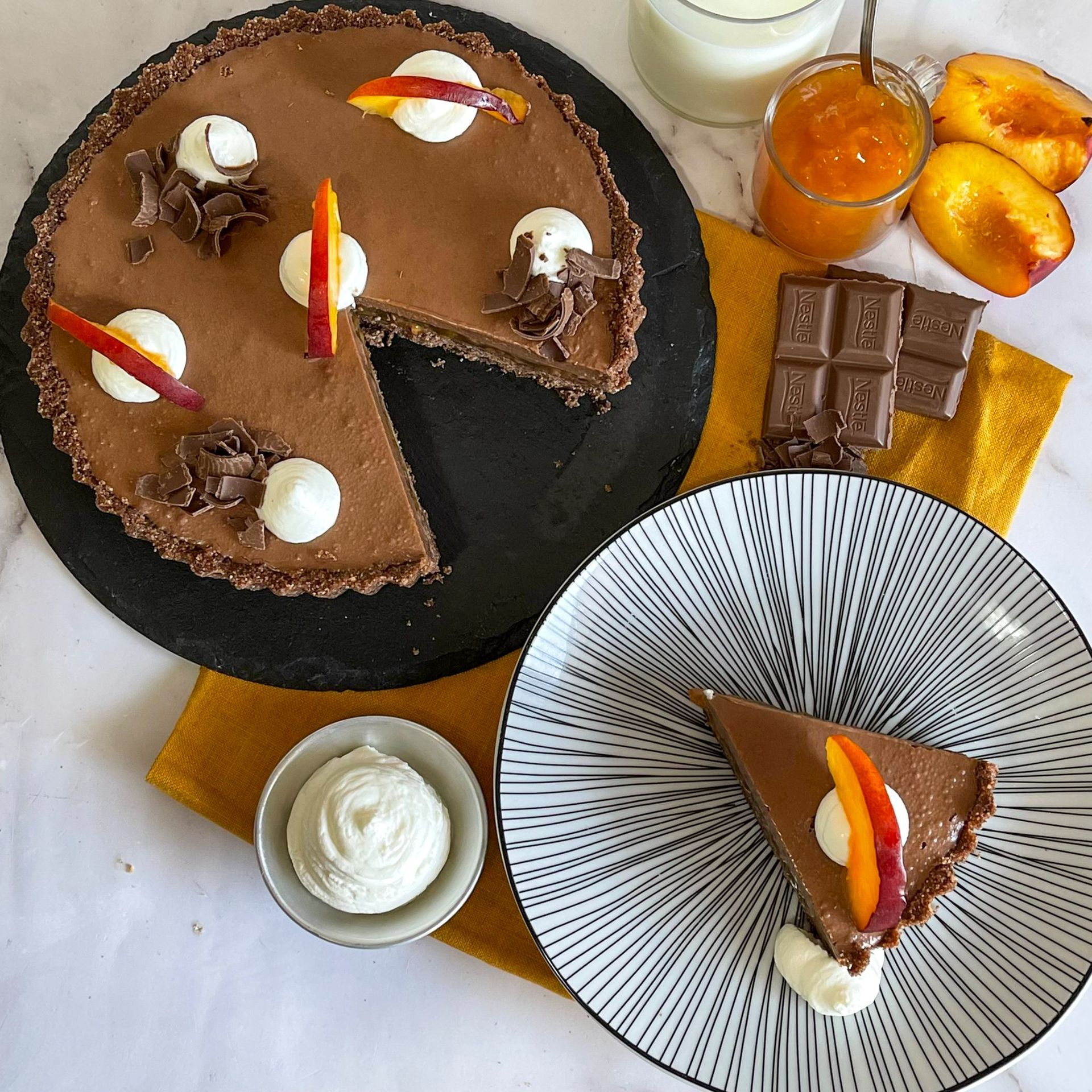 Una torta al cioccolato con una fetta tagliata