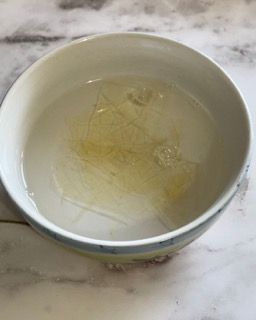 Una ciotola d'acqua è appoggiata su un tavolo.