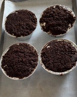 Quattro cupcakes ripieni di briciole di cioccolato su una teglia da forno