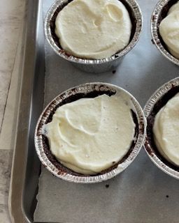 Un vassoio di cupcakes con glassa sopra