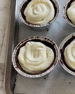 Un vassoio di cupcakes con glassa sopra