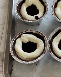 Un vassoio di cupcakes con un buco nel mezzo