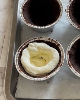 Un vassoio di cupcakes con panna montata dentro