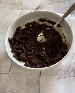 Una ciotola di cibo con un cucchiaio dentro