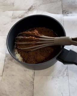 Una pentola di cibo con dentro una frusta