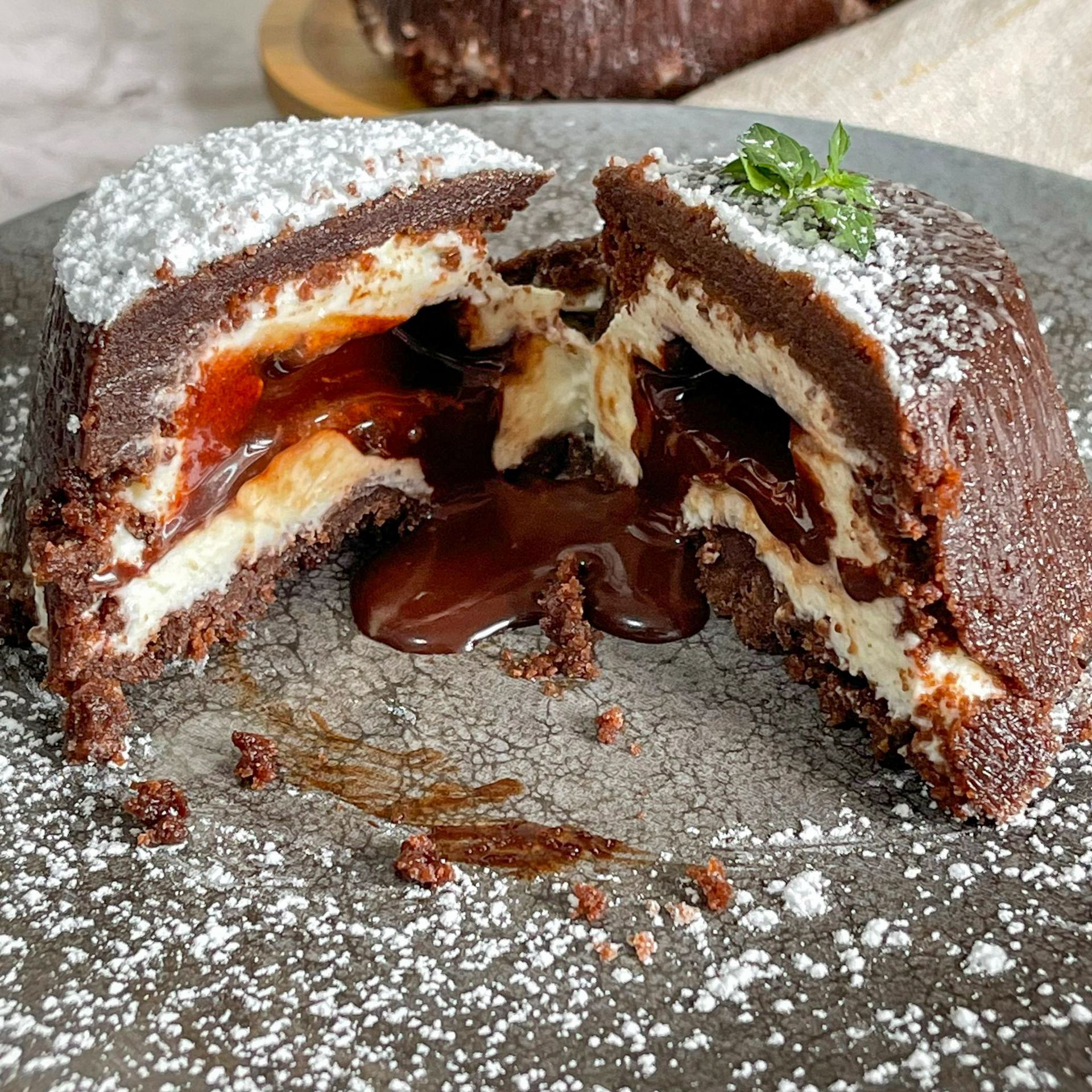 Una torta al cioccolato con un morso preso su un piatto.