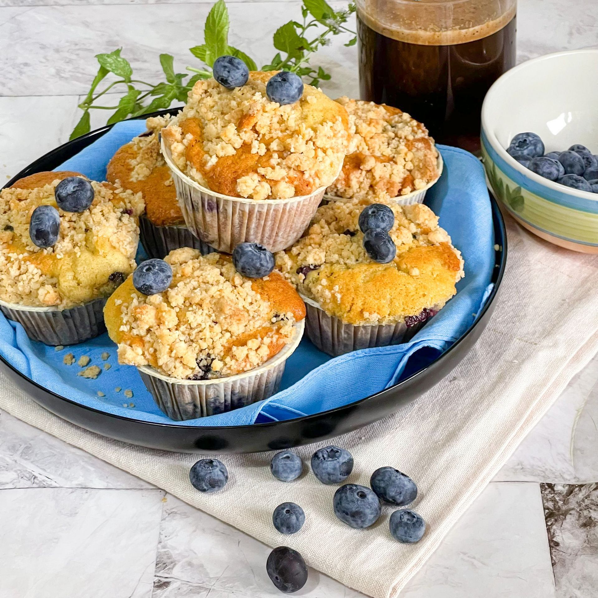 Un piatto di muffin ai mirtilli con mirtilli sopra