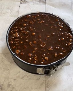 Una tortiera piena di salsa al cioccolato e noci