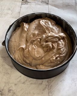Una teglia piena di glassa al cioccolato su un tavolo