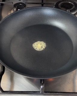 Una padella sul fornello con del burro dentro