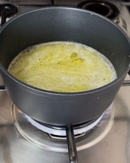 Una pentola di zuppa sta cuocendo sul fornello