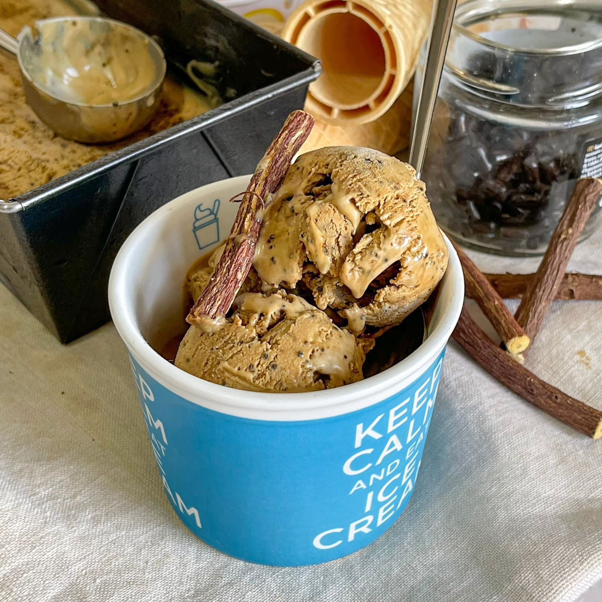 Una ciotola di gelato con la scritta 