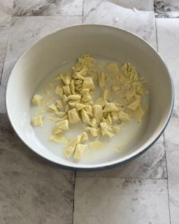Una ciotola di cibo è appoggiata su un tavolo.