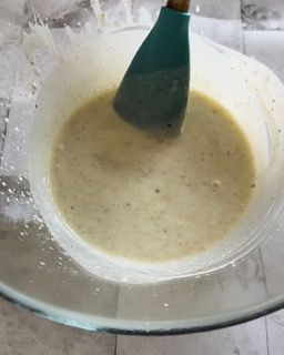 Una ciotola di zuppa con un cucchiaio dentro