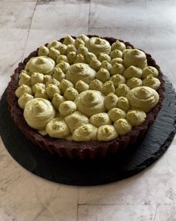 Una torta con glassa verde sopra