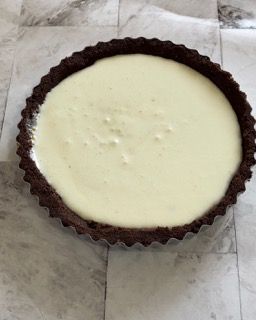 Una torta con una crosta di cioccolato è appoggiata su un tavolo