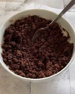 Una ciotola di briciole di cioccolato con un cucchiaio dentro