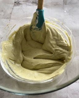 Una ciotola di glassa con una spatola dentro