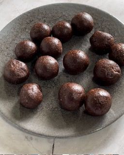 Un piatto di palline di cioccolato su un tavolo.