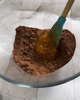 Una ciotola di cacao in polvere con un cucchiaio dentro