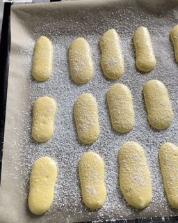 Un vassoio di biscotti ricoperti di zucchero a velo