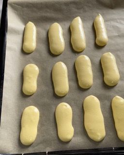 Una teglia con un po' di pasta sopra