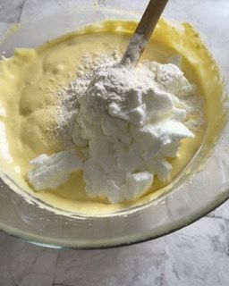 Un primo piano di una ciotola di cibo con un cucchiaio dentro.