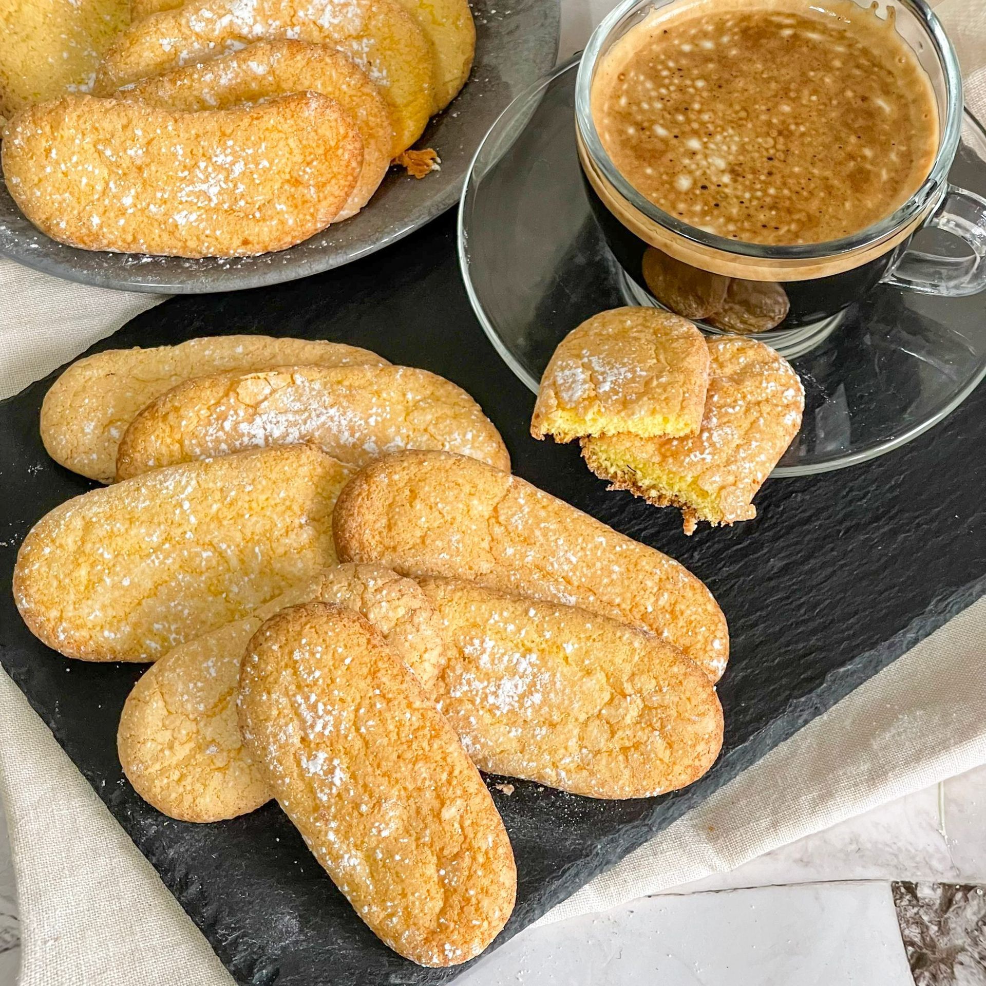 Un vassoio di biscotti e una tazza di caffè su un tavolo.