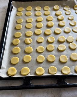 Un vassoio di biscotti appoggiato su un pezzo di carta oleata