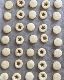 Un vassoio di biscotti con dei buchi a forma di stella
