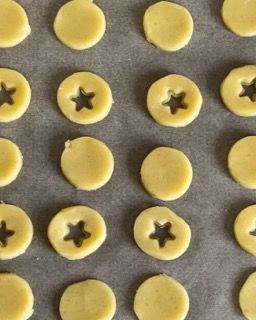 Un vassoio di biscotti con i buchi e una stella al centro