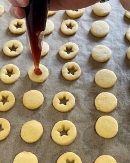 Una persona sta versando la salsa su un vassoio di biscotti