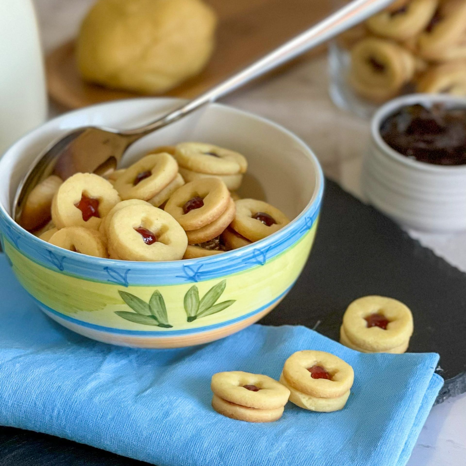 Una ciotola di biscotti con un cucchiaio dentro