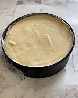 Un impasto per torta in una padella su un tavolo