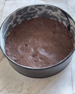 Una padella piena di impasto al cioccolato su un tavolo