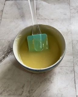 Una ciotola di liquido con una spatola dentro