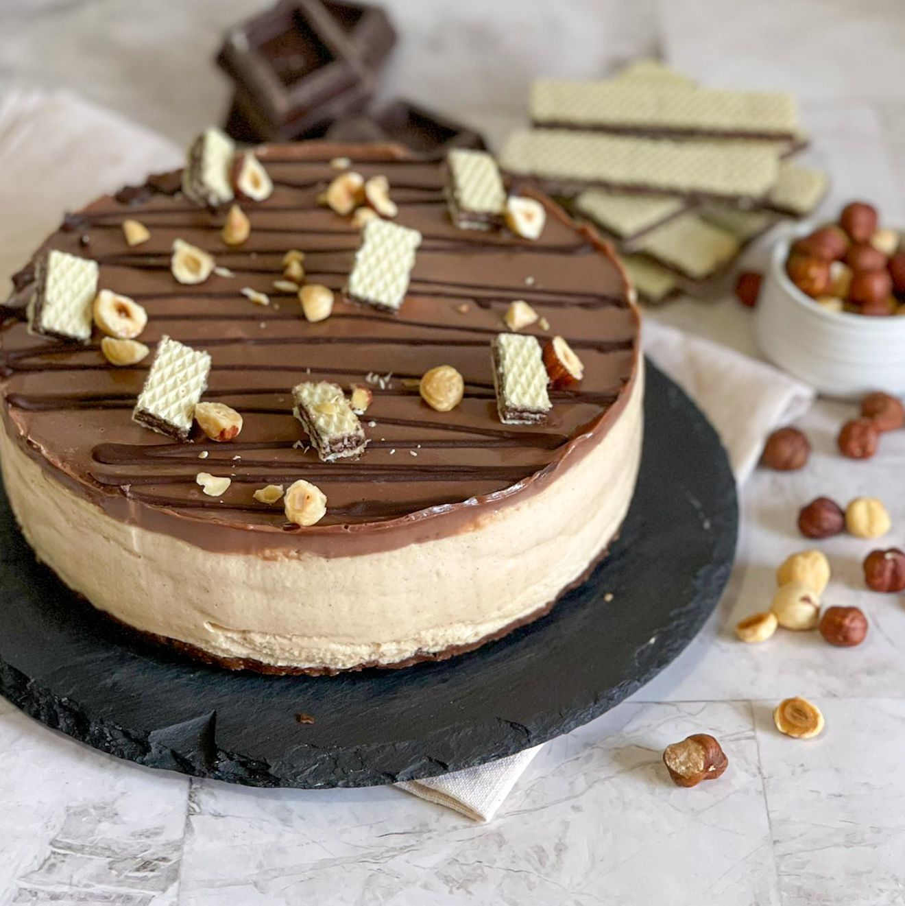 Una cheesecake kinder bueno, una cheesecake  fredda su un piatto di portata 