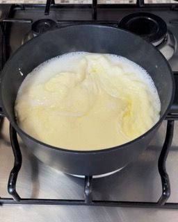 Una pentola di cibo sta cuocendo sul fornello.